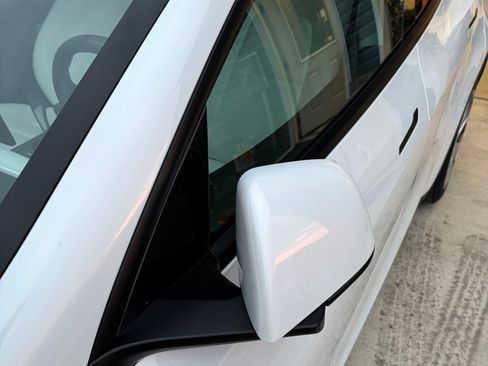 Used 2022 Tesla Model Y Long Range image 11