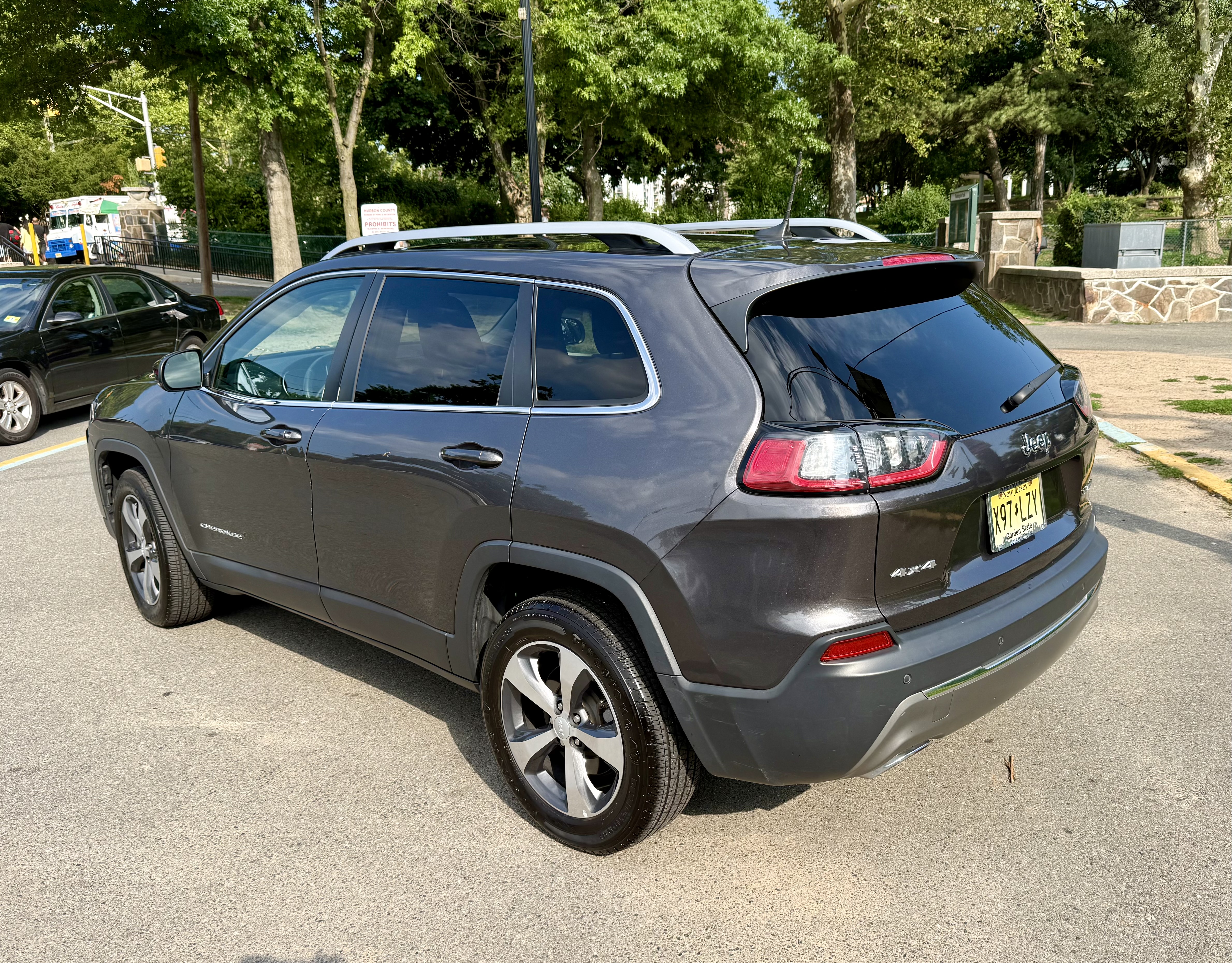 Used 2019 Jeep Cherokee Limited AWD/4WD image 4