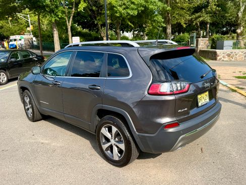 Used 2019 Jeep Cherokee Limited AWD/4WD image 4
