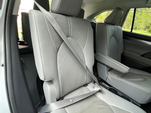 Used 2020 Toyota Highlander Platinum image 12