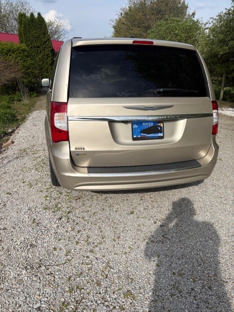Used 2014 Chrysler Town & Country Touring FWD image 10