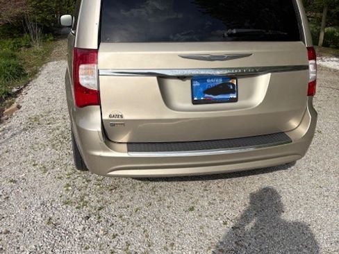 Used 2014 Chrysler Town & Country Touring FWD image 10