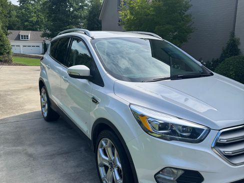 Used 2019 Ford Escape Titanium AWD/4WD image 2