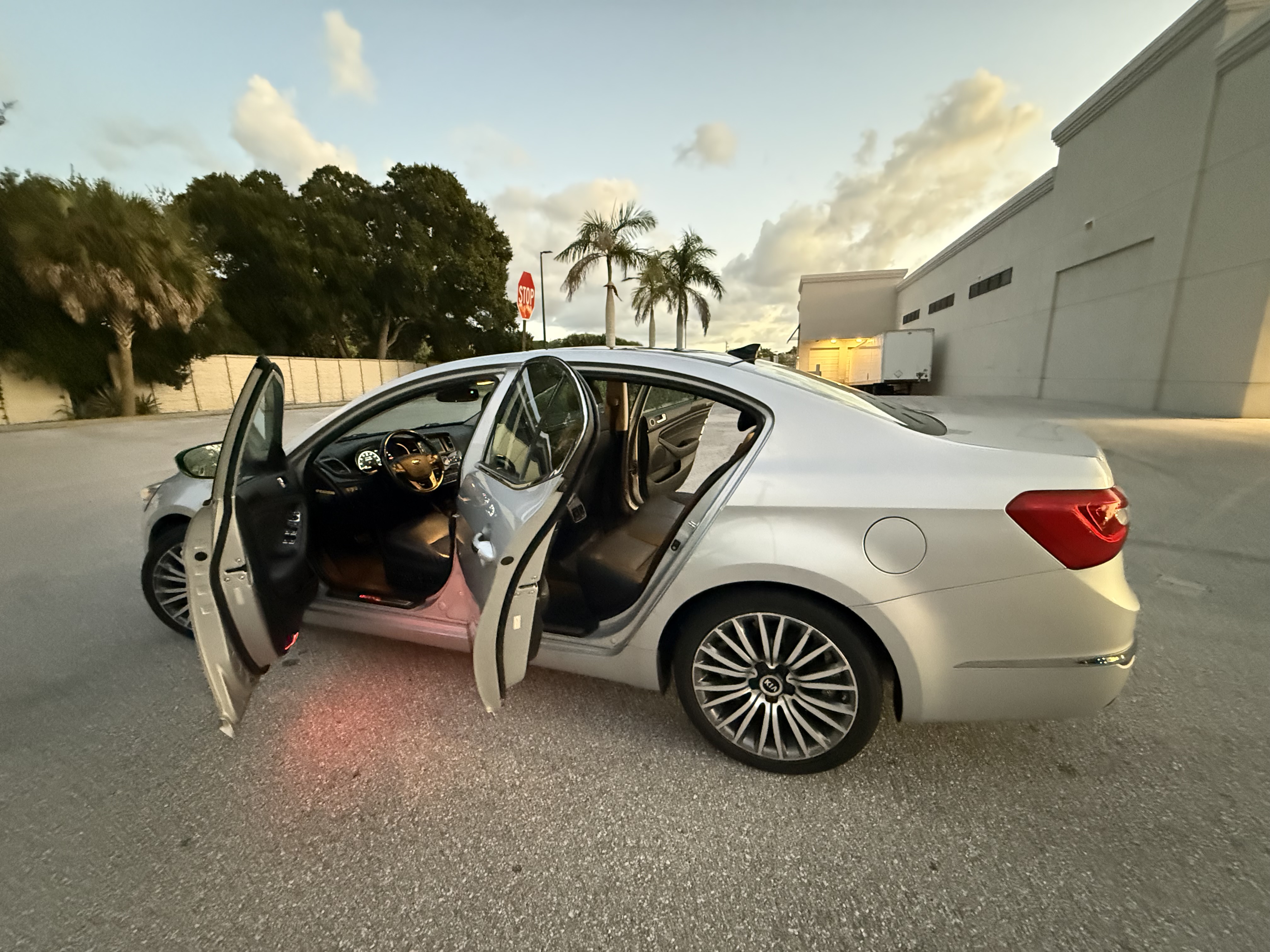 Used 2016 Kia Cadenza Premium w/ Luxury Plus Package FWD image 8
