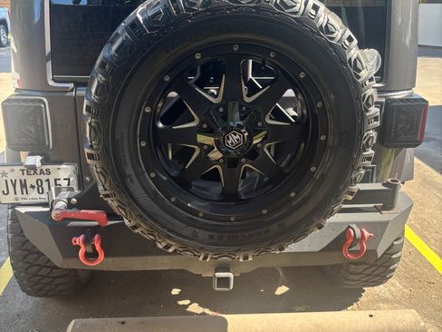 Used 2014 Jeep Wrangler Unlimited Sahara w/ Connectivity Group image 9