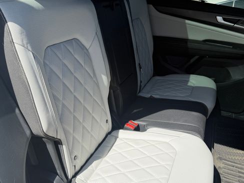 Used 2025 Volkswagen Atlas Cross Sport SEL Premium R-Line image 4