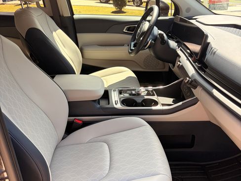 Used 2025 Kia Carnival SX FWD image 10