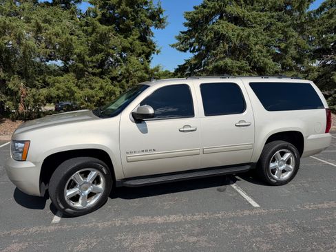 Used 2013 Chevrolet Suburban LS w/ Convenience Package 1 AWD/4WD image 1