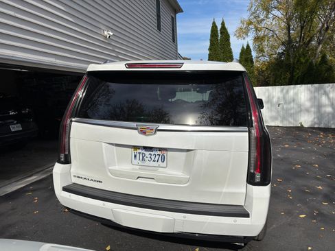 Used 2019 Cadillac Escalade Luxury image 4