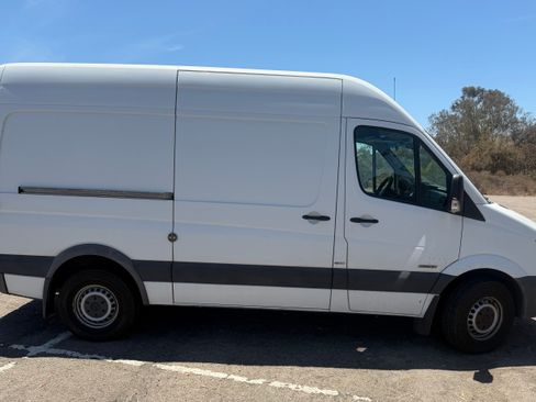 Used 2015 Mercedes-Benz Sprinter 2500 image 11