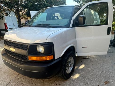 Used 2014 Chevrolet Express 2500 Extended RWD image 2