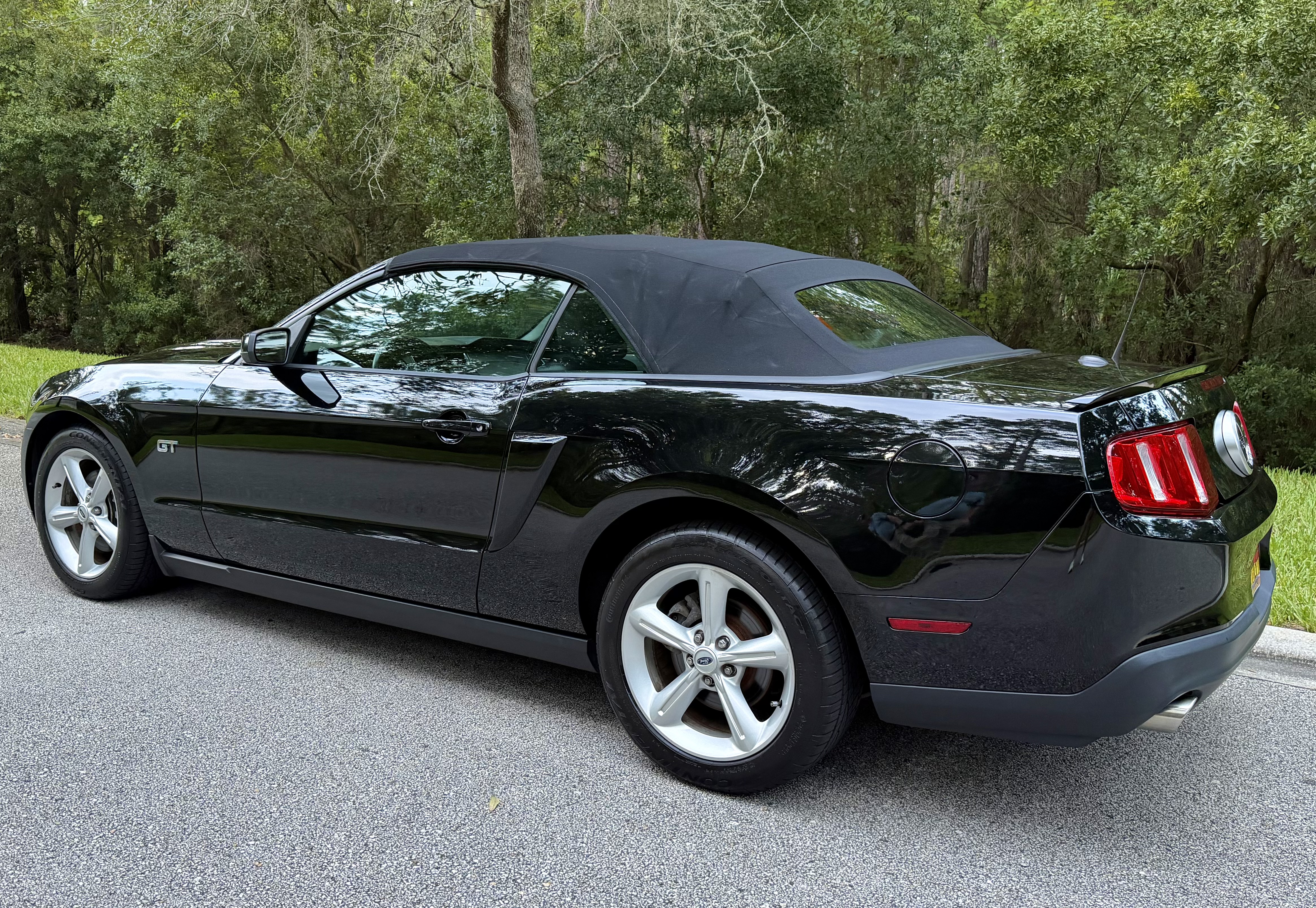 Used 2010 Ford Mustang GT Premium RWD image 10