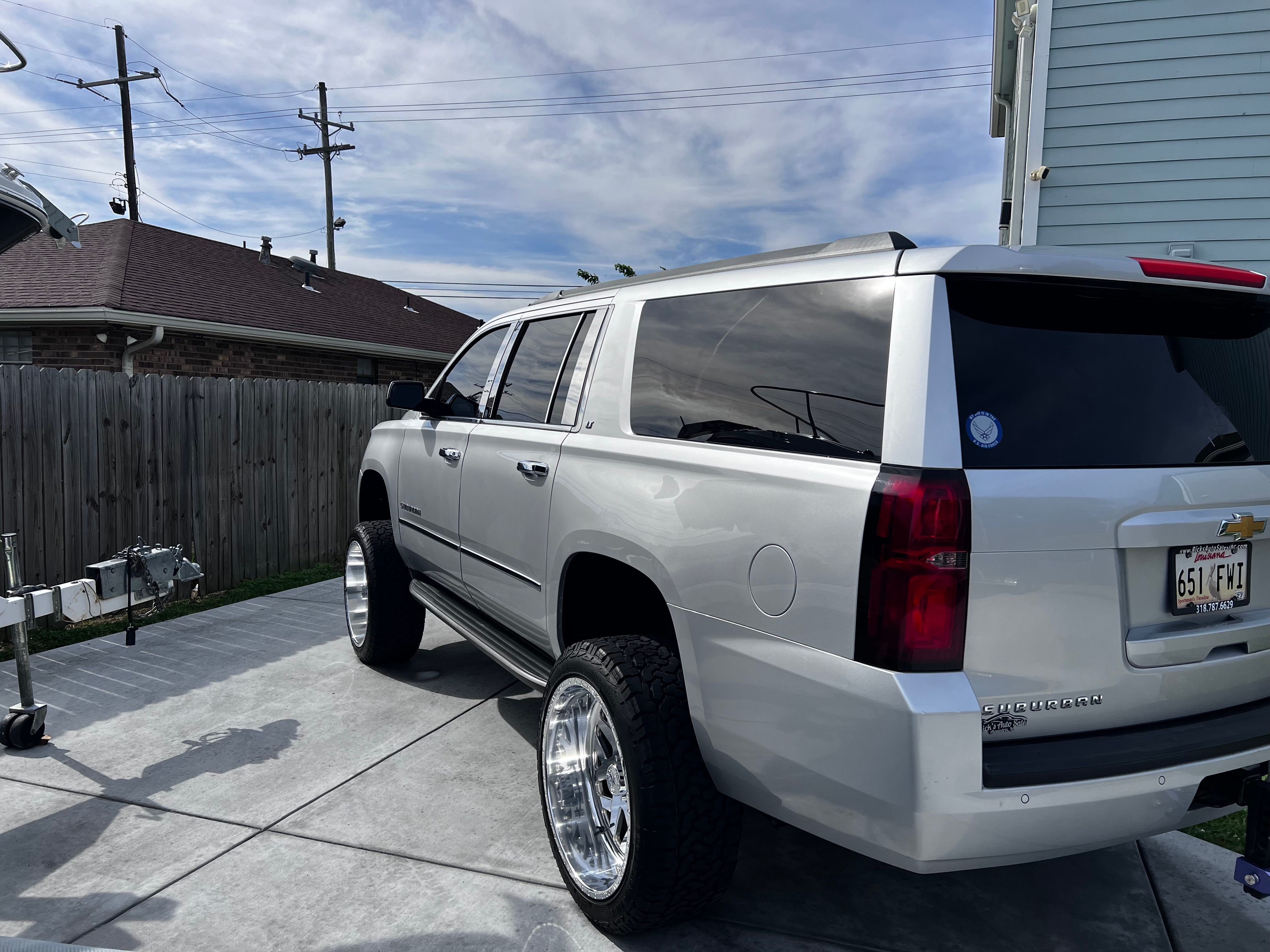 Used 2015 Chevrolet Suburban LT RWD image 5