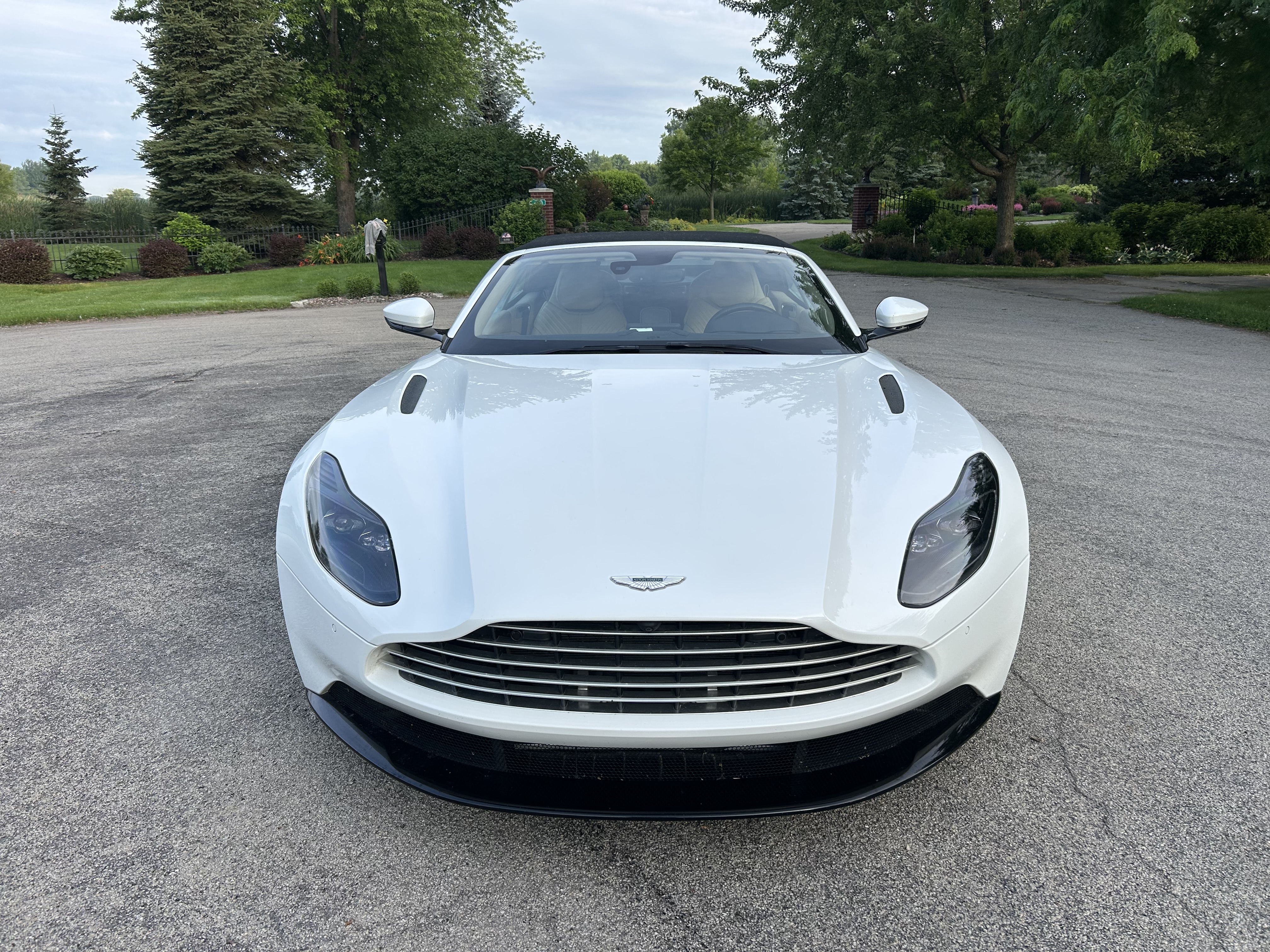 Used 2019 Aston Martin DB11 Volante RWD image 1