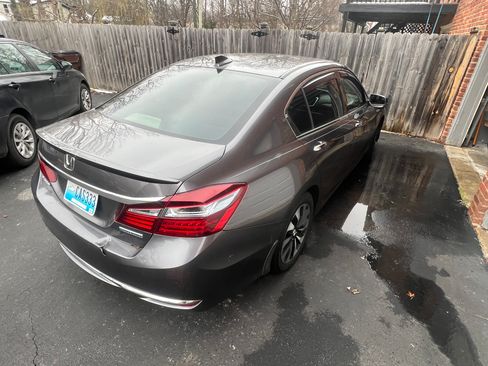 Used 2017 Honda Accord EX-L image 2