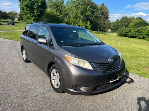Used 2015 Toyota Sienna LE FWD image 2