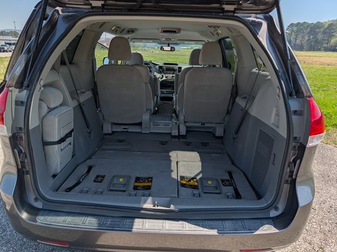 Used 2011 Toyota Sienna LE w/ Towing Pkg image 18