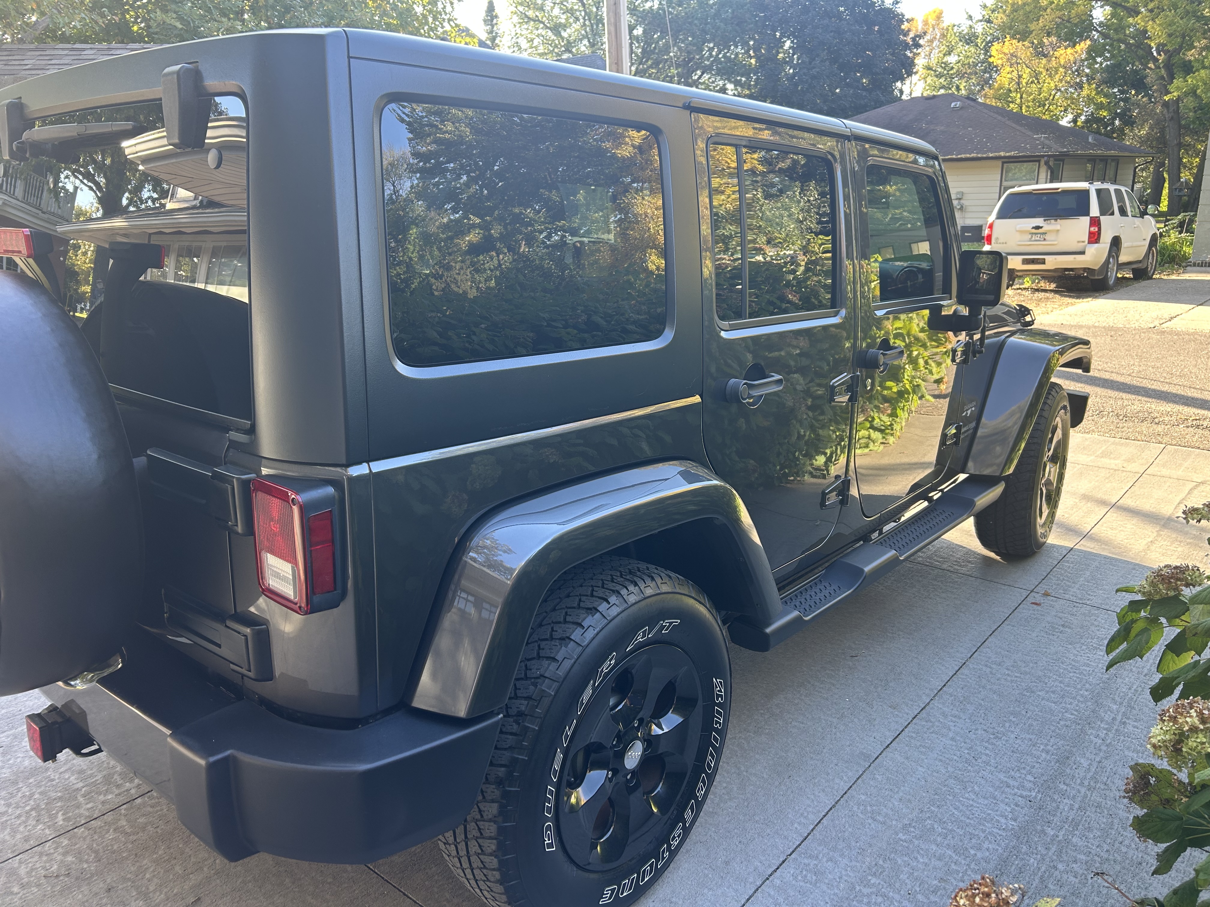 Used 2018 Jeep Wrangler Unlimited Sahara AWD/4WD image 8