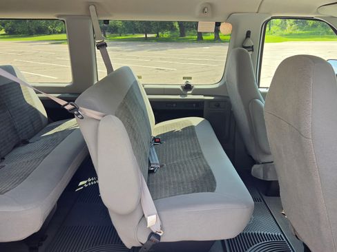 Used 2005 Ford E-150 and Econoline 150 Wagon RWD image 15