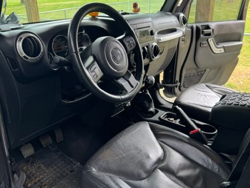Used 2017 Jeep Wrangler Unlimited Sahara w/ Max Tow Package AWD/4WD image 17