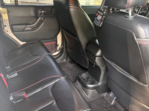 Used 2017 Jeep Wrangler Unlimited Rubicon image 15