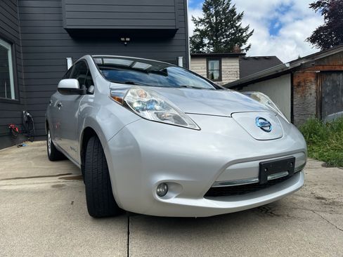 Used 2013 Nissan Leaf SV w/ LED & Quick Charge Pkg FWD image 1