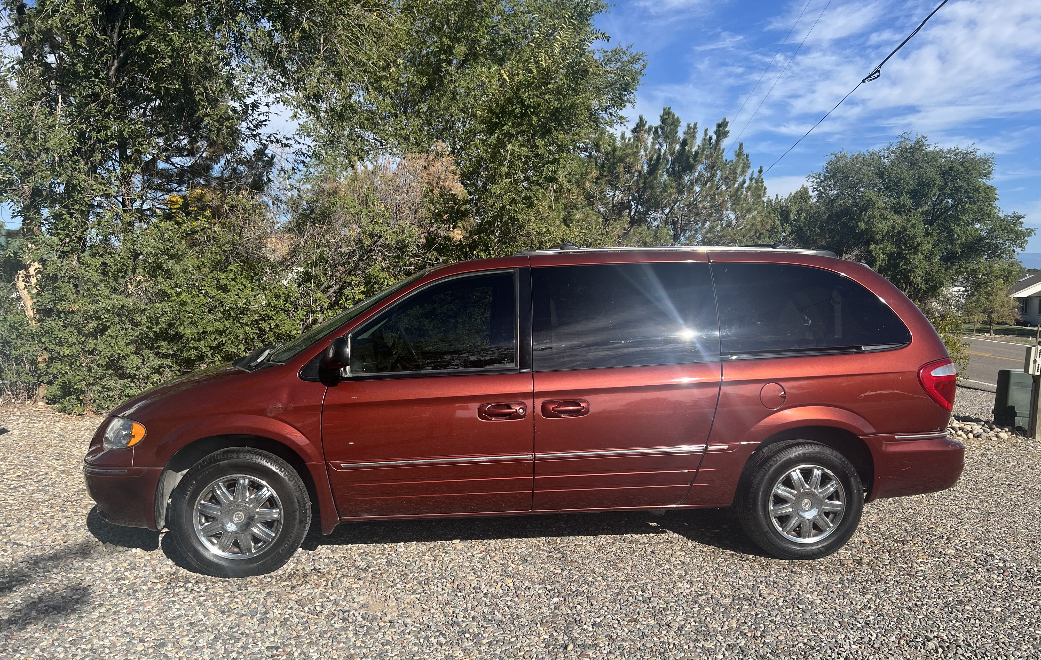 Used 2007 Chrysler Town & Country Limited FWD image 2