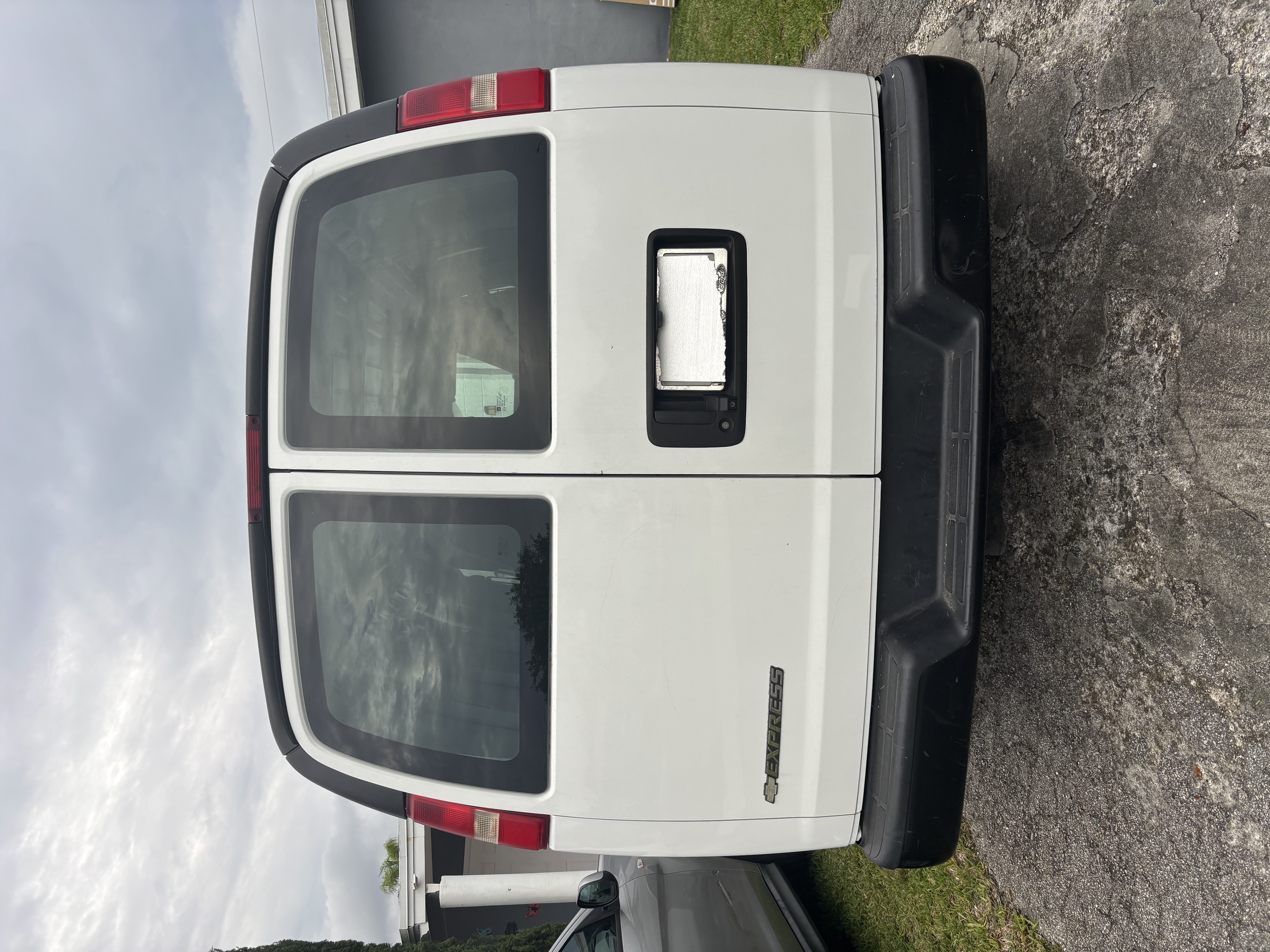 Used 2018 Chevrolet Express 2500 w/ Driver Convenience Package RWD image 4