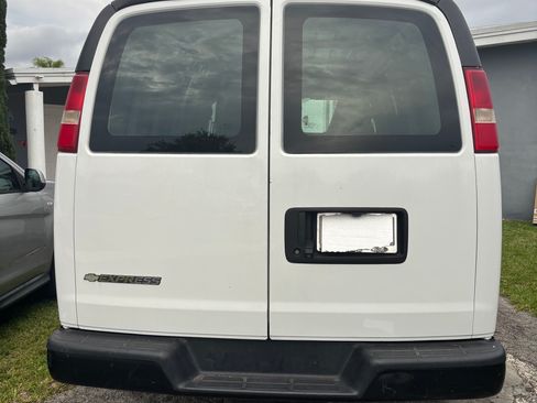 Used 2018 Chevrolet Express 2500 w/ Driver Convenience Package RWD image 4