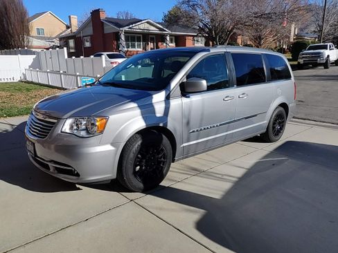 Used 2014 Chrysler Town & Country Touring image 1