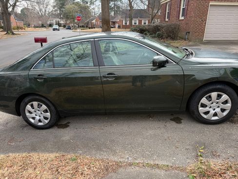 Used 2010 Toyota Camry LE FWD image 2
