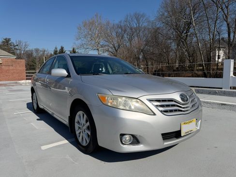 Used 2010 Toyota Camry XLE image 1