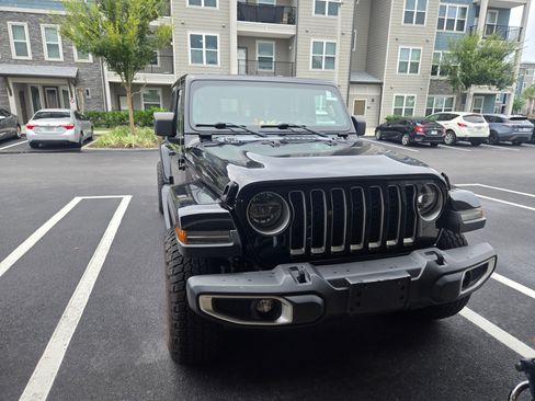 Used 2020 Jeep Gladiator Overland image 4