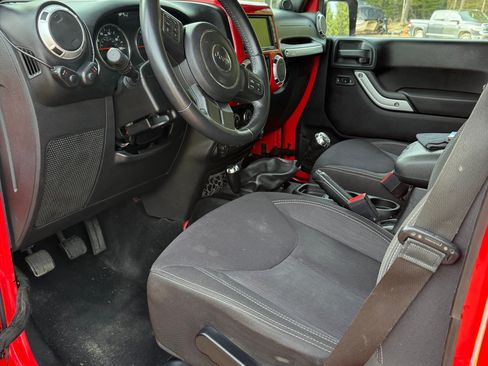 Used 2013 Jeep Wrangler Unlimited Sahara w/ Connectivity Group image 6