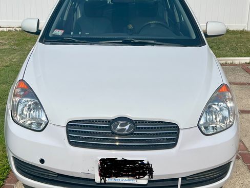 Used 2010 Hyundai Accent GLS image 1