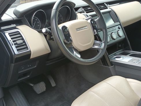 Used 2020 Land Rover Discovery SE image 20