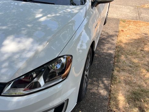 Used 2016 Volkswagen e-Golf SE w/ DC Fast Charging Package FWD image 4