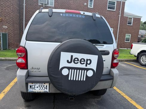 Used 2006 Jeep Liberty Sport AWD/4WD image 4