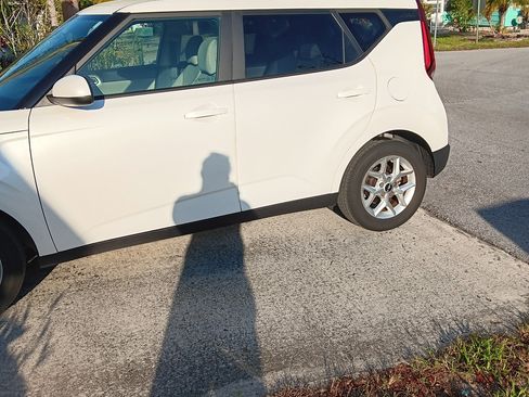 Used 2022 Kia Soul LX w/ Technology Package image 2