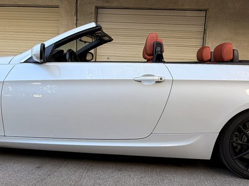 Used 2012 BMW 335i Convertible image 4