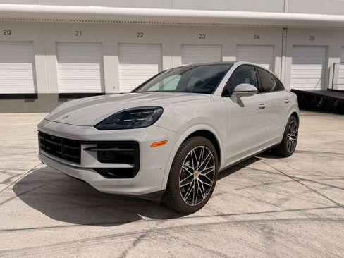 Used 2024 Porsche Cayenne S image 1