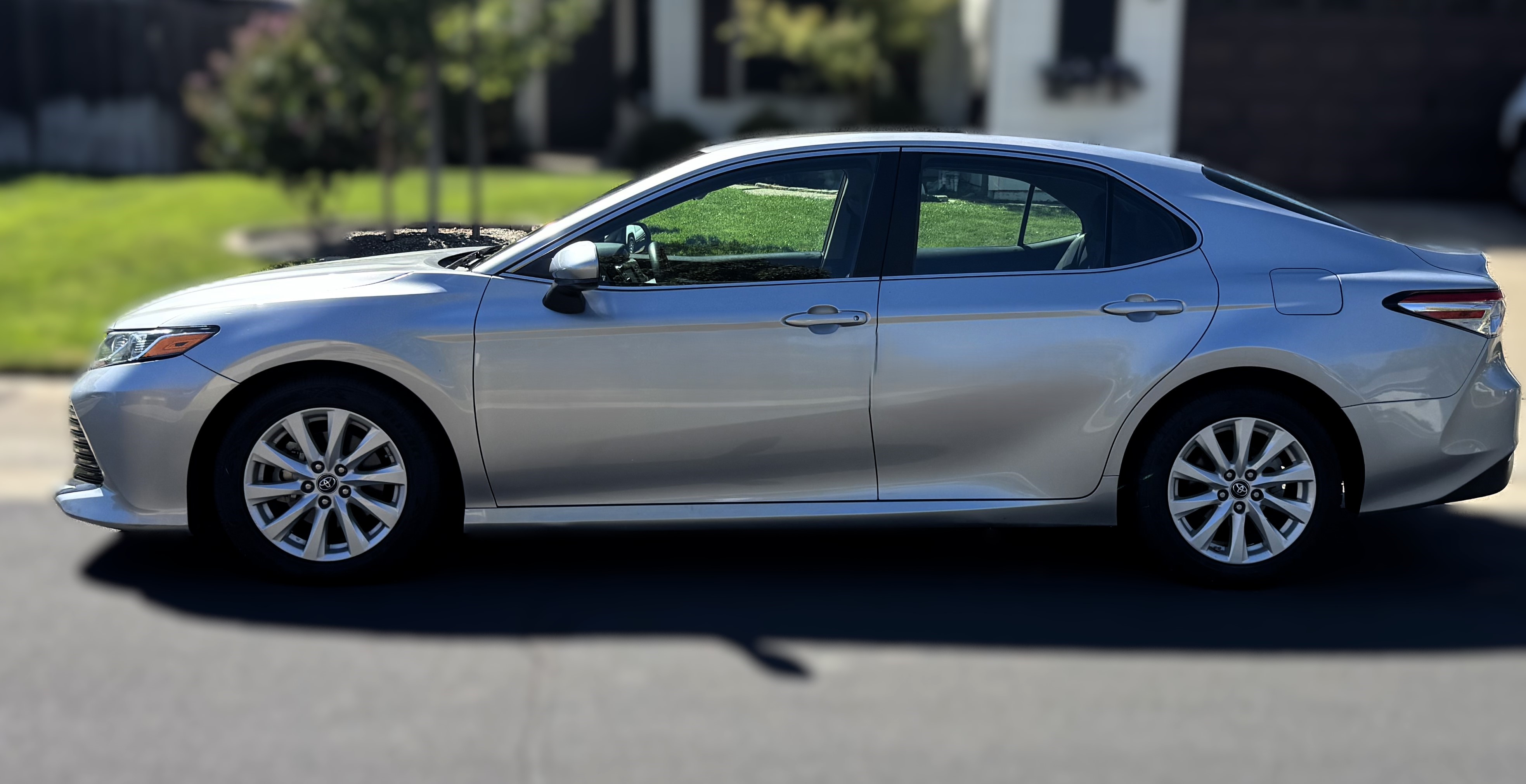 Used 2018 Toyota Camry LE FWD image 1