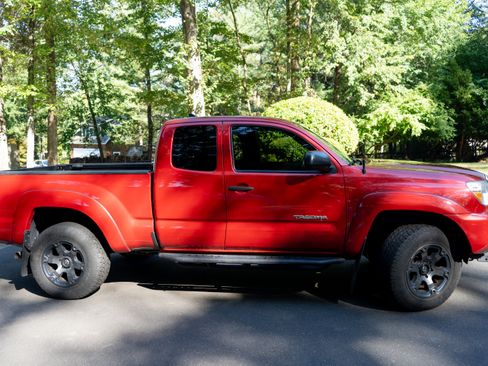 Used 2015 Toyota Tacoma Pickup 4D 6 ft image 2