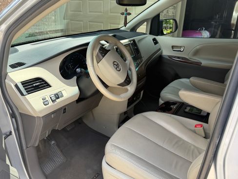 Used 2012 Toyota Sienna XLE w/ Premium Pkg FWD image 6