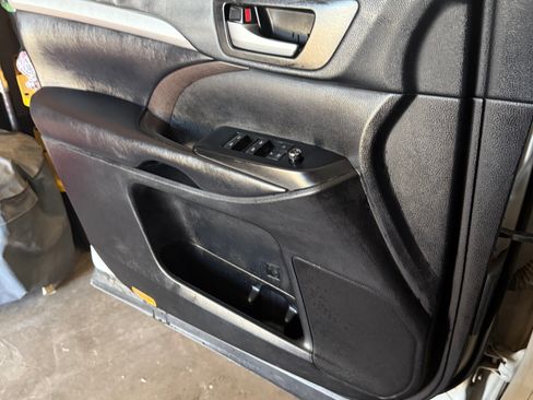 Used 2018 Toyota Highlander XLE FWD image 4