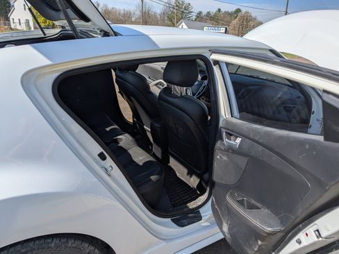 Used 2016 Hyundai Veloster Turbo image 12