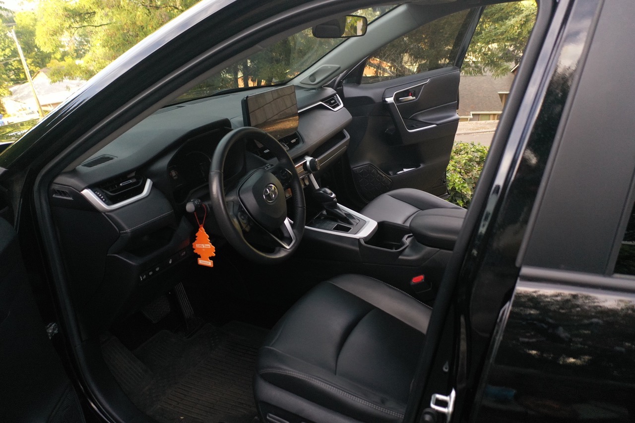 Used 2025 Toyota RAV4 XLE Premium w/ Weather Package AWD/4WD image 5