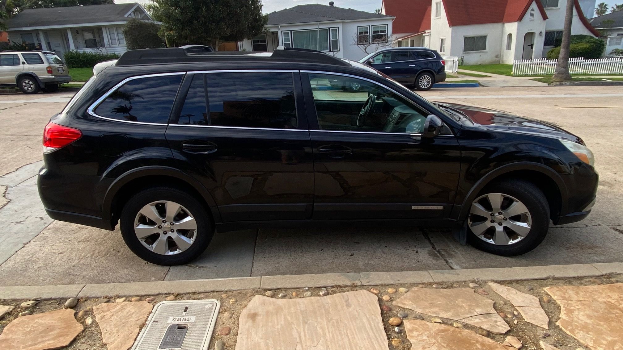 Used 2011 Subaru Outback 2.5i Limited w/ PWR Moonroof Pkg AWD/4WD image 2
