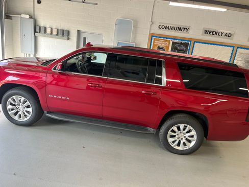 Used 2015 Chevrolet Suburban LT image 2