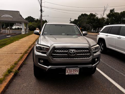 Used 2017 Toyota Tacoma TRD Off-Road w/ Tow Package (A/T) AWD/4WD image 2